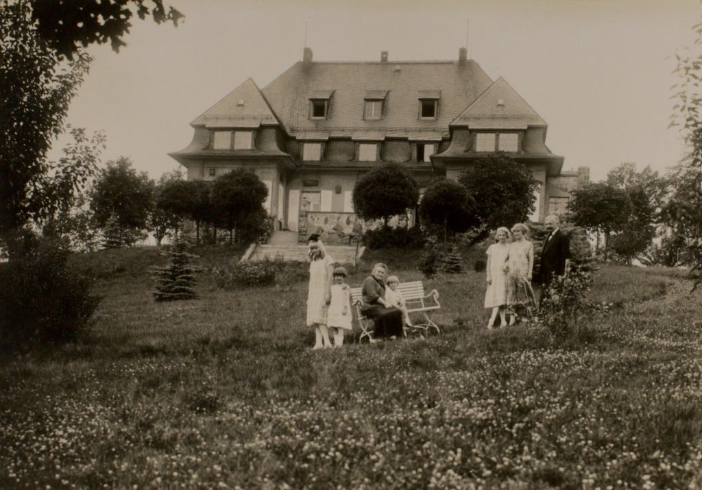 Henri Marteau mit Familie im Park von Haus Marteau