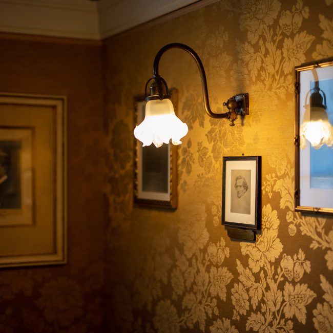 Beleuchtete Bilderwand in Haus Marteau