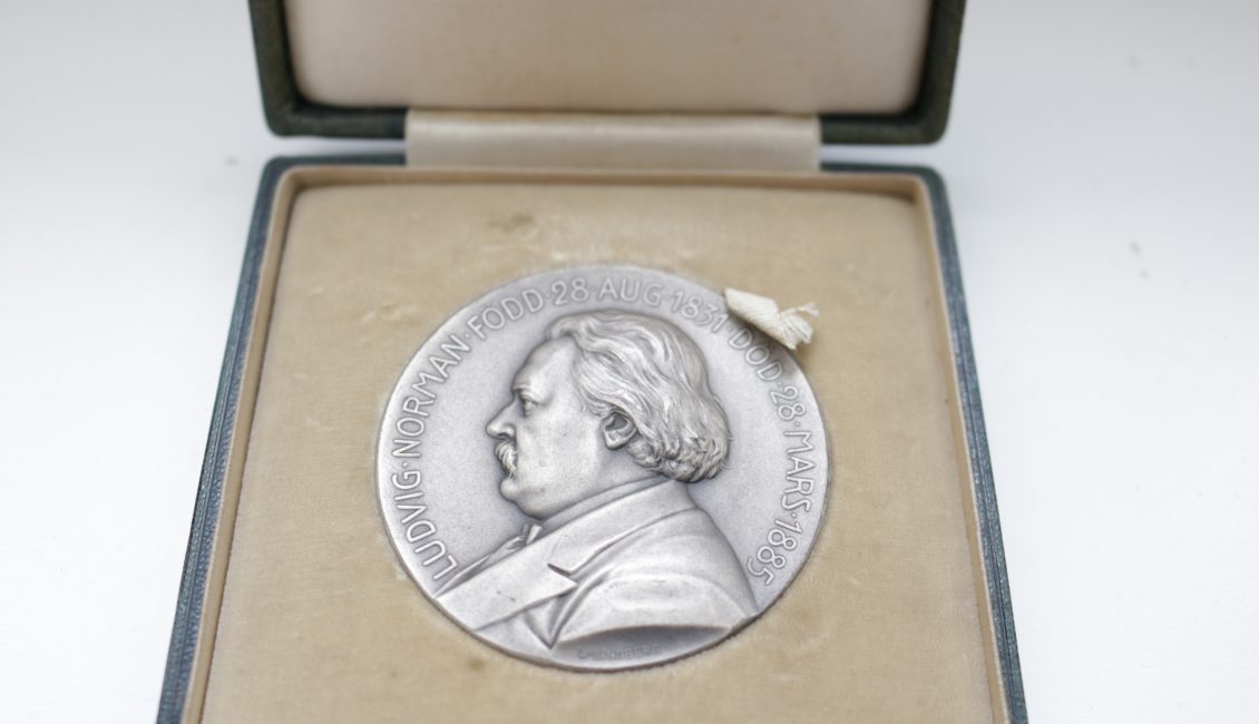 Die Vorderseite der Medaille mit dem Bildnis Ludvig Normans.