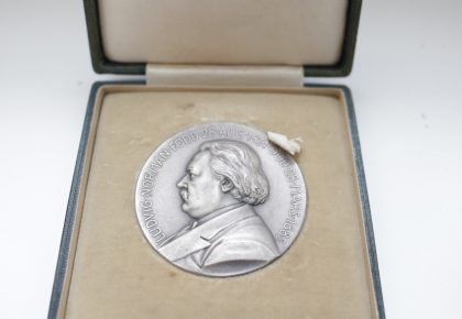 Die Vorderseite der Medaille mit dem Bildnis Ludvig Normans.