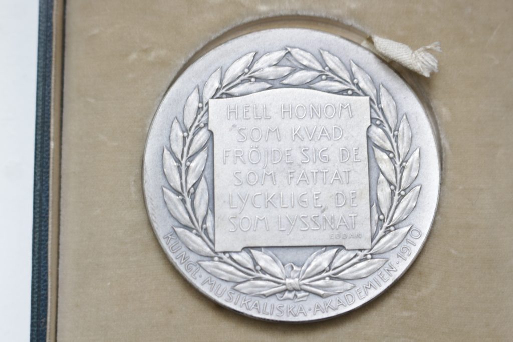 Die Rückseite der Medaille zeigt ein Zitat aus der „Edda“.