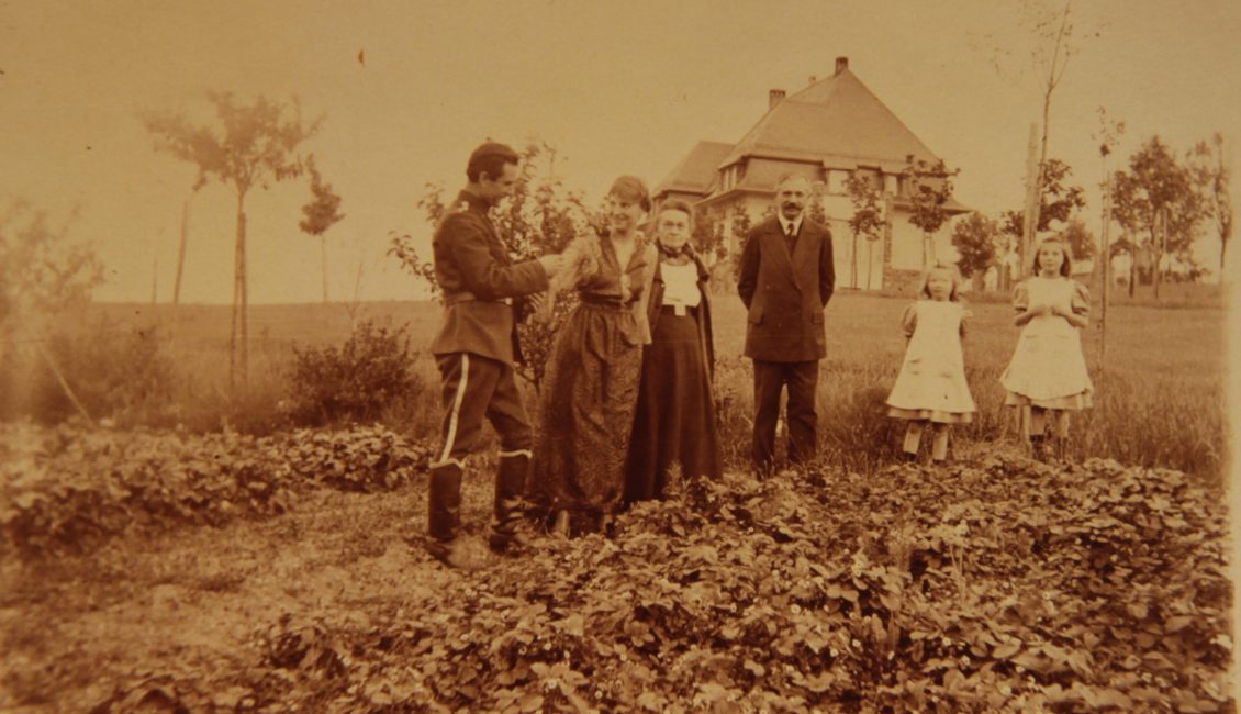 Familie Marteau mit Tante Sophie und einem unbekannten Mann in Lichtenberg, ca. 1917.