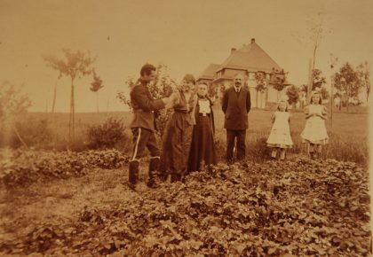 Familie Marteau mit Tante Sophie und einem unbekannten Mann in Lichtenberg, ca. 1917.