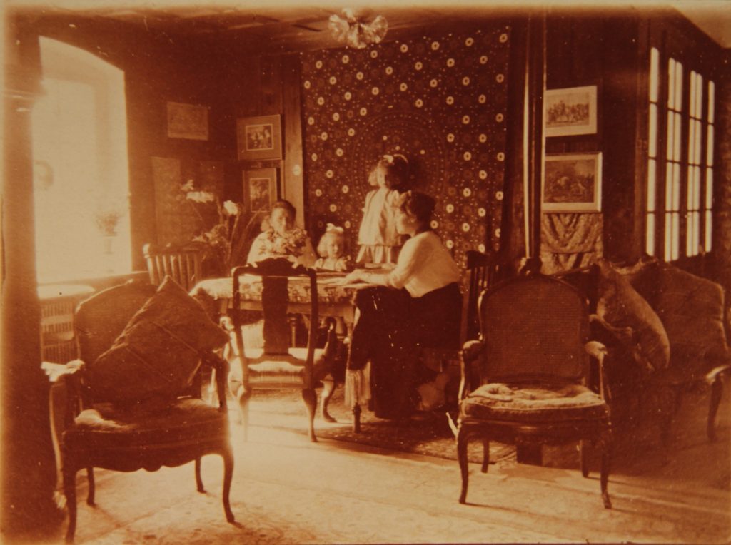 Tante Sophie, Marcelle, Raymonde und Blanche in der Lichtenberger Villa, ca. 1914.