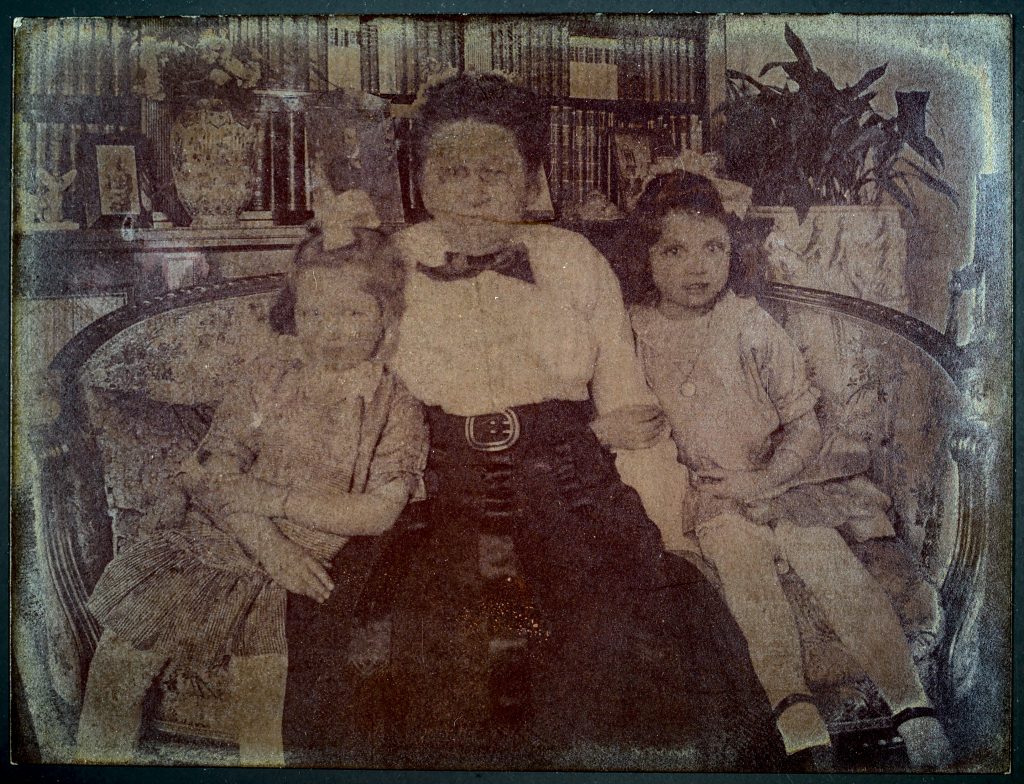 Tante Sophie mit Marcelle und Raymonde, ca. 1915.