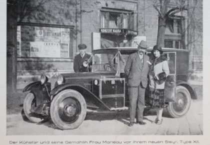 Blanche und Henri Marteau vor ihrem Automobil in Österreich, 1927.