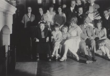 Blanchette und Eugen in der Mitte, um sie herum Familie und Freunde.