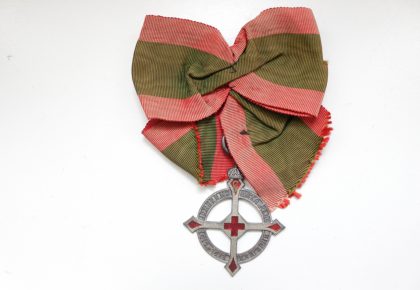 Das Ehrenzeichen „Zarin Eleonore“ an rot-grüner Schleife.